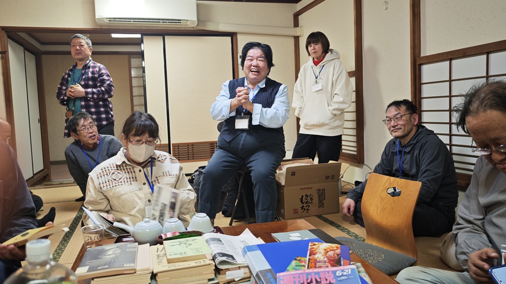 石飛卓美を語る部屋（真ん中が奥様の裕見子さん）