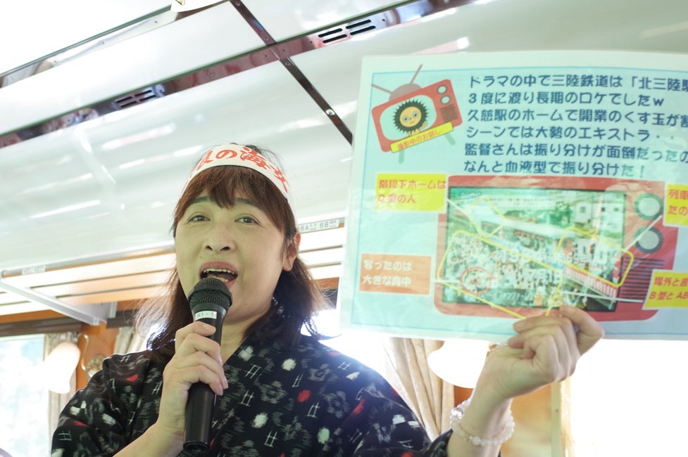 列車内のガイド嬢